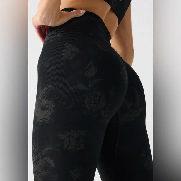 Fabletics Seamless Scrunch Black Shadow Blooms Legging Short | XS | NWT | 🌟Rare🌟 - Picture 6 of 11